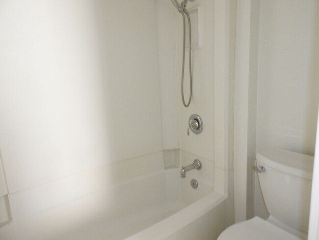 Building Photo - Lovely 2 bed 2bath with Stunning Views