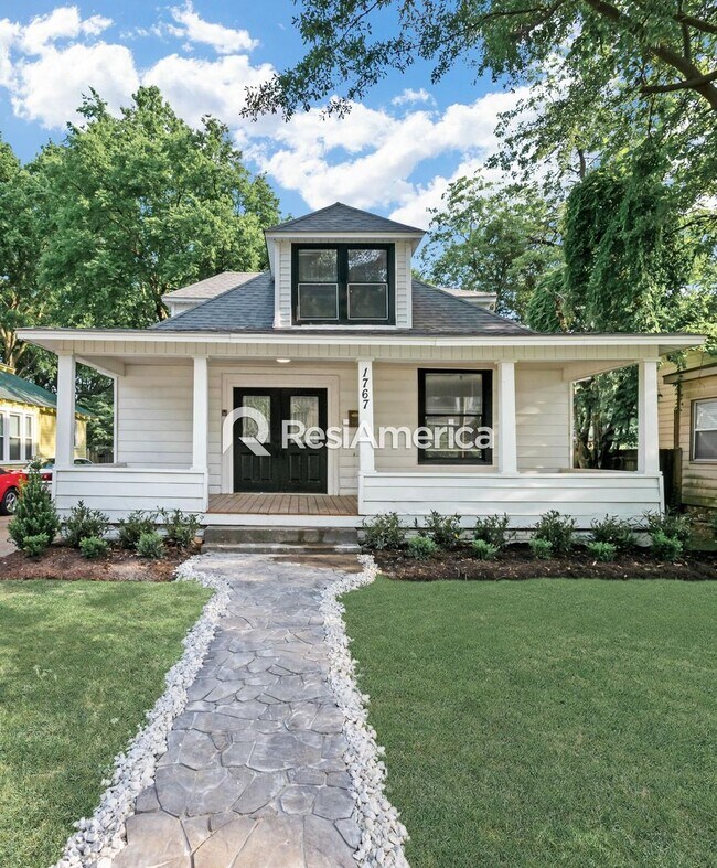 Building Photo - Newly Renovated 4/2 in Midtown!