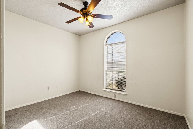 Building Photo - 2721 La Jolla Ct