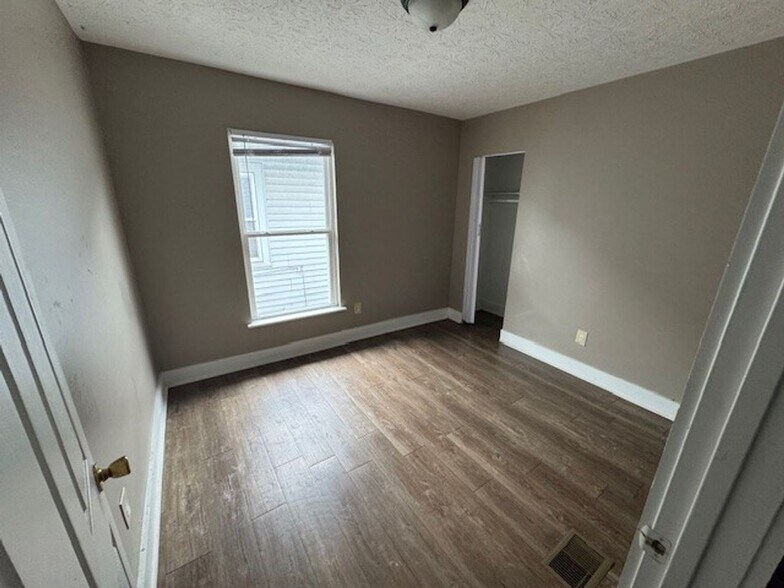 Building Photo - Newly Renovated 3BR/1BA Townhome located close to downtown Indy