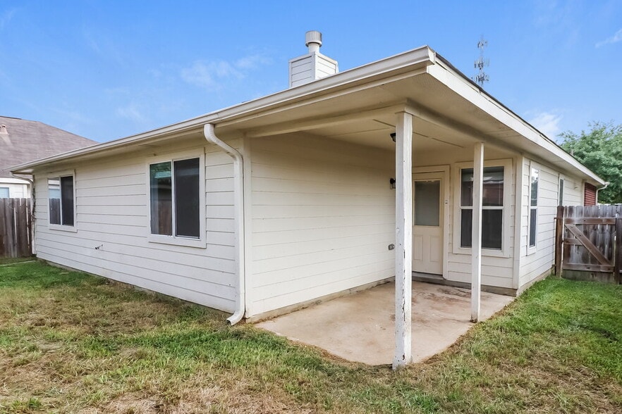 Building Photo - 25235 Clover Ranch Dr