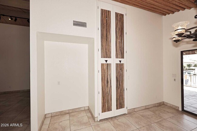 Building Photo - 9969 E Bayview Dr