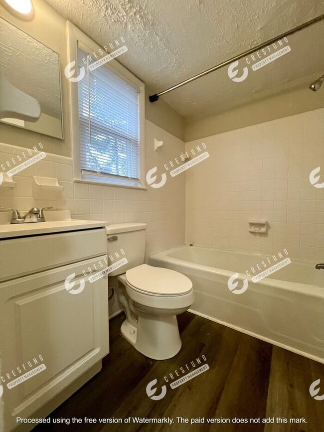 Building Photo - Spacious 1 BR 1 Bath bottom unit