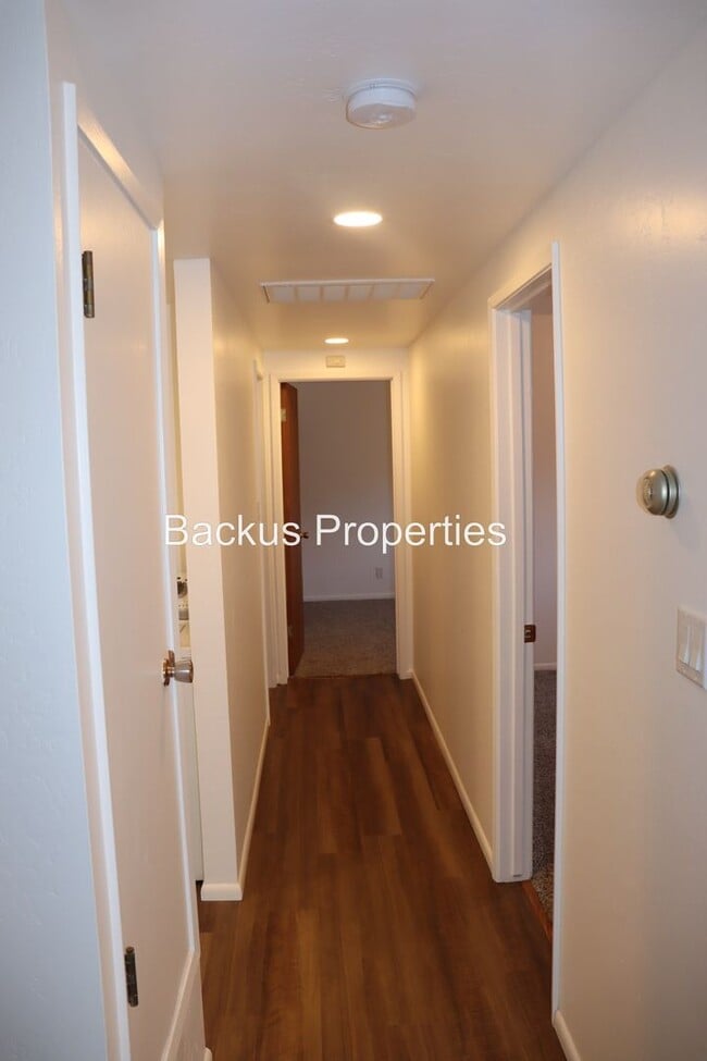 Building Photo - 738 Carmelita Dr