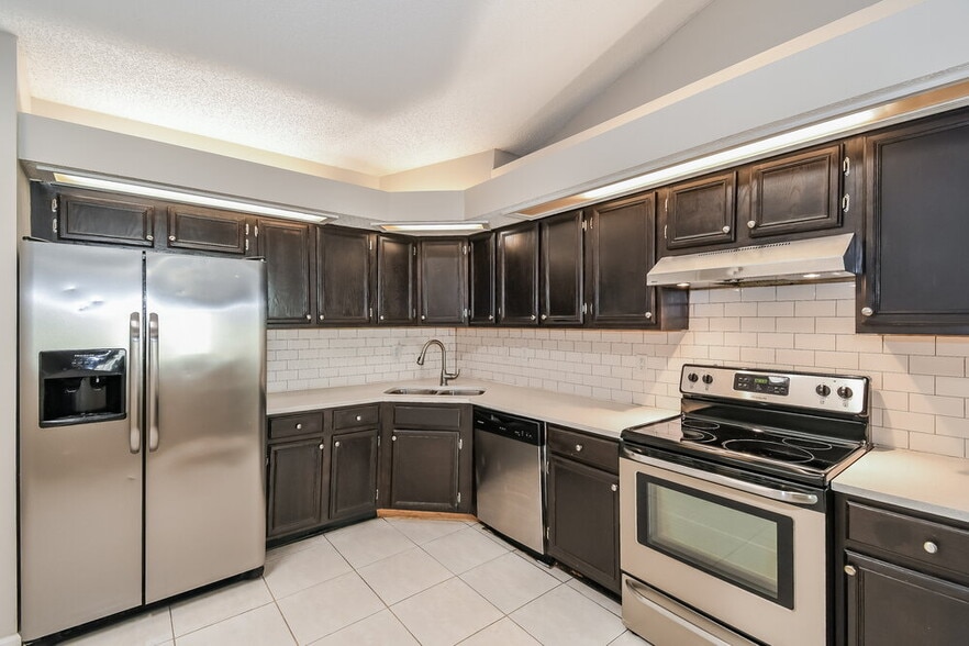 Building Photo - 1841 Quebec Ct