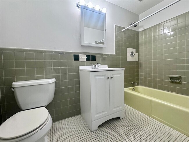 Building Photo - 50-58 Walnut Street Unit 14