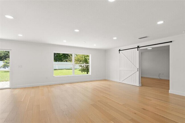 Building Photo - 5947 Ridge Lake Cir