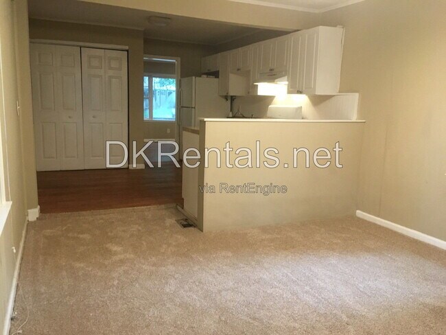 Building Photo - 808 Meadow Pl