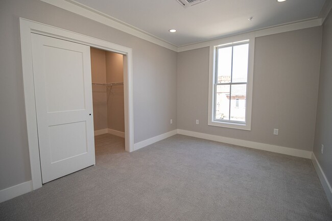Building Photo - Luxury Living in the Heart of Downtown Col...