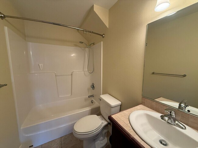 Building Photo - 2 Bedroom Townhouse For Rent In White Salmon