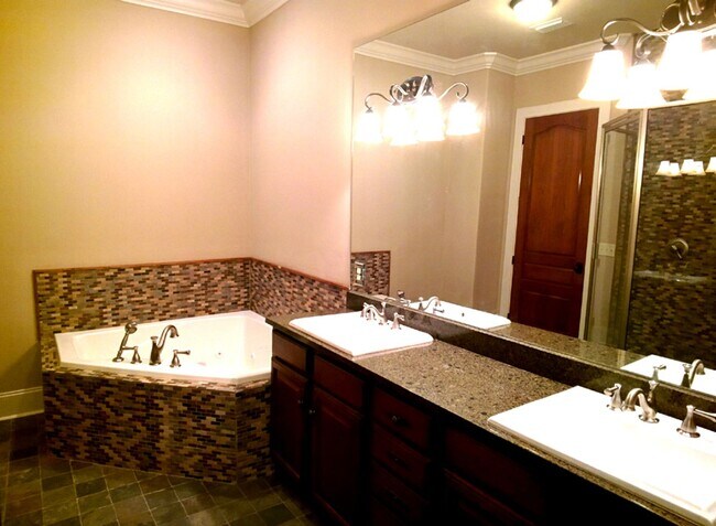 Building Photo - 4 Bedroom Luxury Townhome - Great Location