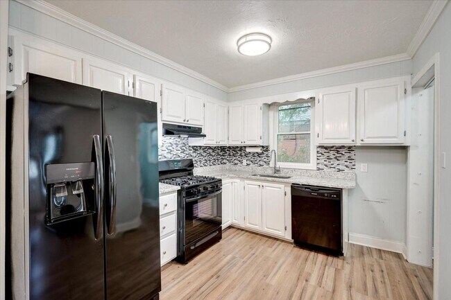 Building Photo - 3 Bedroom 2 Bath House for rent!