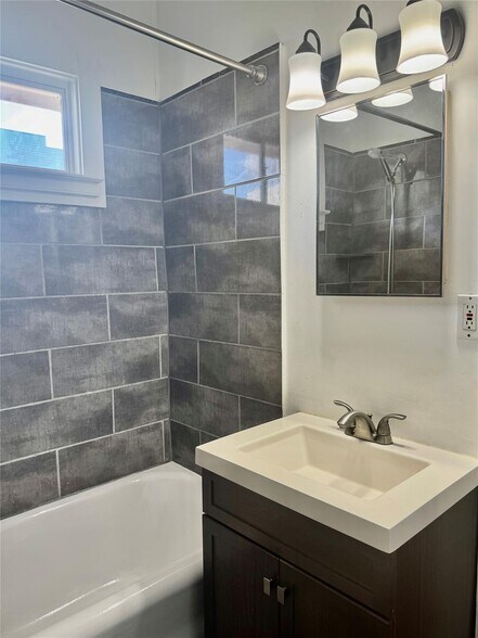 Building Photo - 2010 Crocker St