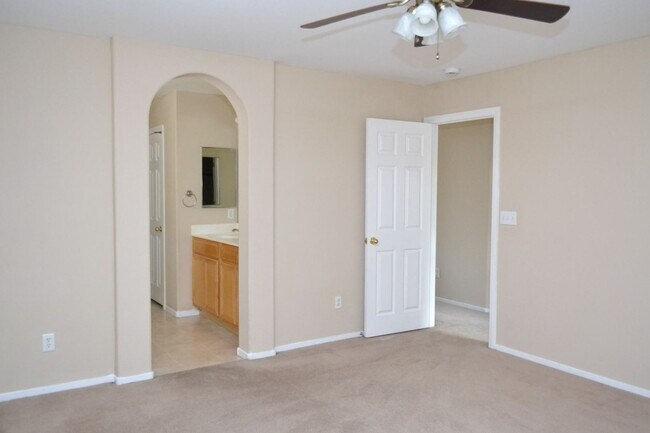 Building Photo - SW - 3 BEDROOMS PLUS LOFT SPACE