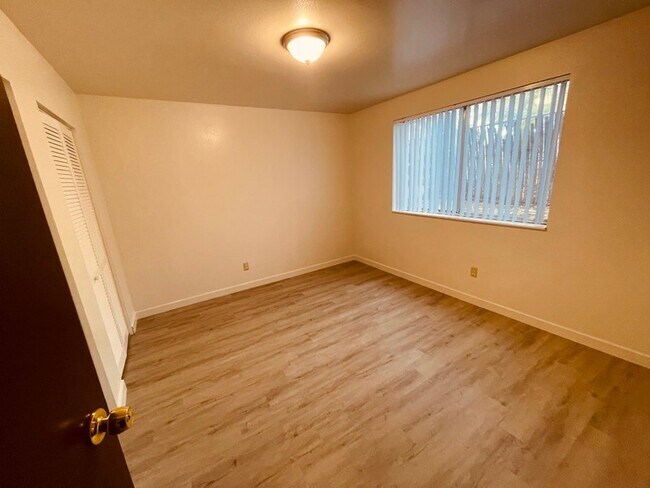 Building Photo - 459 E 2700 S