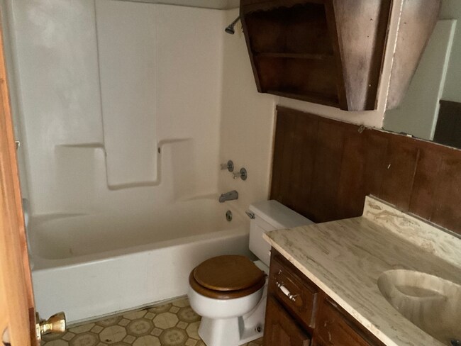 Building Photo - 112 E Crest Dr