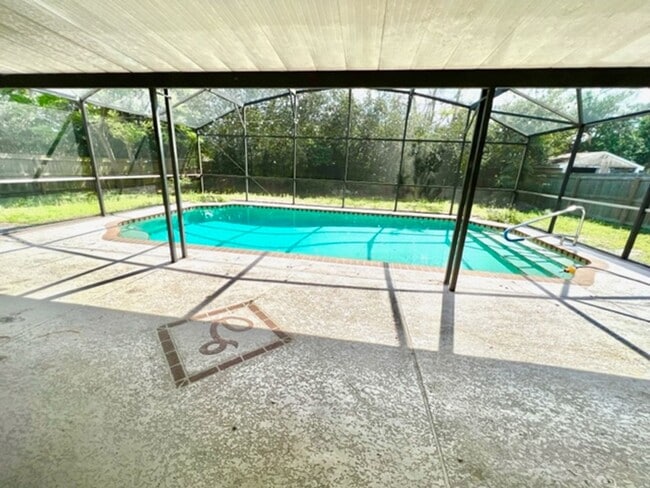 Building Photo - MOVE IN NOW! 4x3 Screened in pool home!!! ...