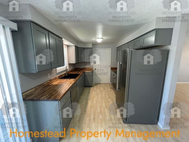 Building Photo - Hard to find 3 bedroom 2, bathroom.