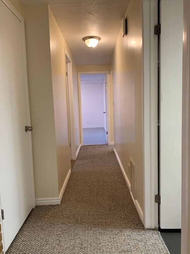 Building Photo - 2 Bedroom/1 Bathroom Duplex in Bluffdale