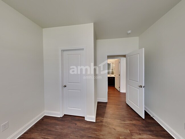 Building Photo - 738 Carnaby Ln