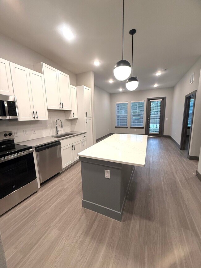 Building Photo - 400 W 5th St