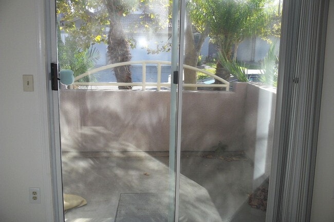 Building Photo - Solar electric home in the Laguna area of Elk Grove