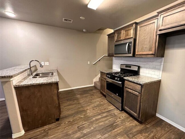 Building Photo - Charming 3-Bed Home w/ 2-Car Garage – Pet-Friendly