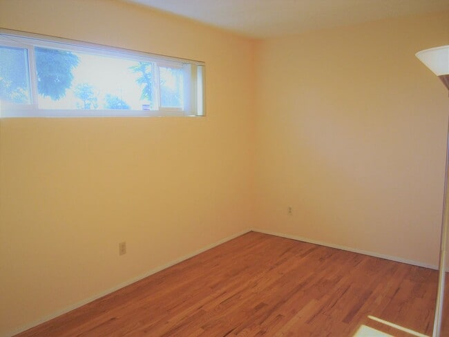 Building Photo - 4bedrm 2 1/2 bath house with yard & garage...