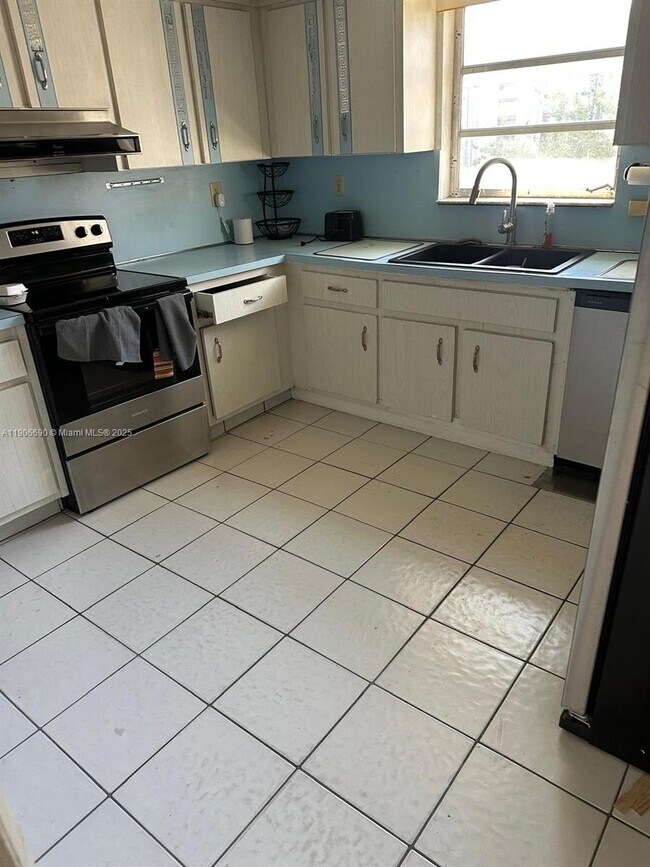 Building Photo - 5360 Fletcher St