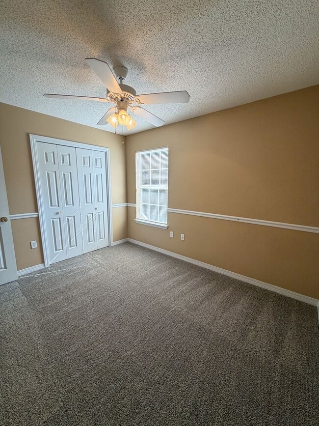 Building Photo - 3/2 Move-in Ready