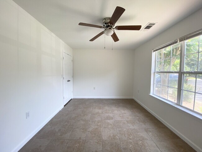 Building Photo - Spacious Three Bedroom Condo Located at The Reserve at Woodbridge!