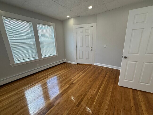 Building Photo - 63 Holten St
