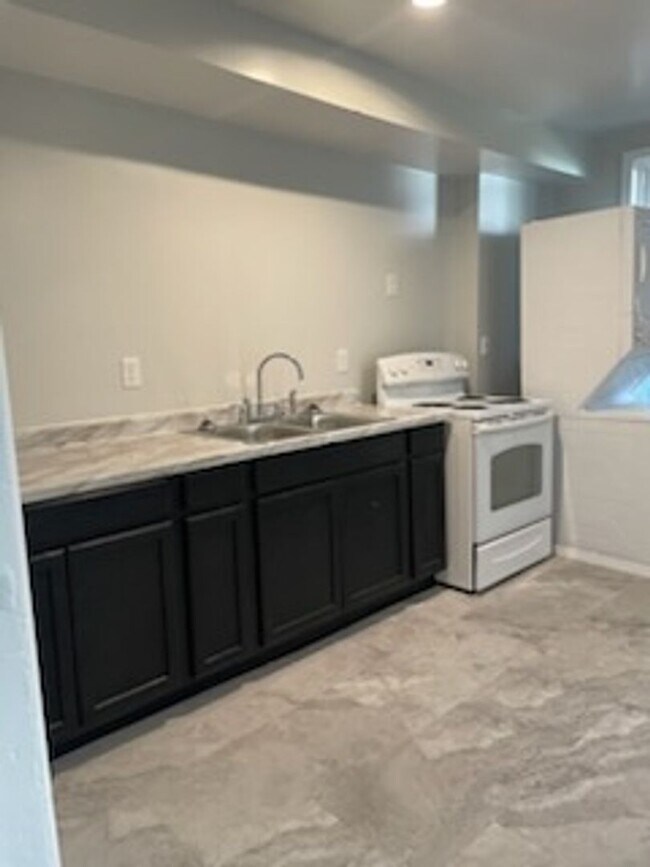 Building Photo - Charming & Updated 3-Bedroom Duplex with M...