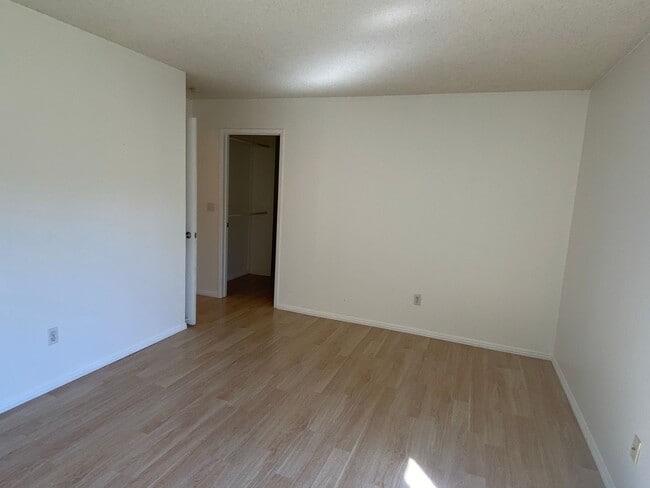 Building Photo - One Bedroom Condo Available in Watergate Community/Emeryville!