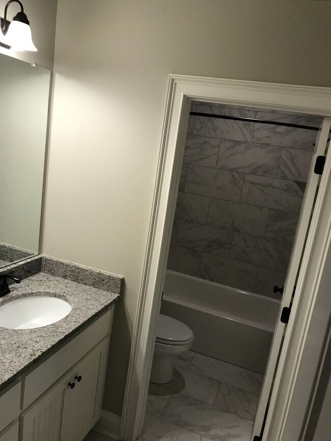 Building Photo - Townhome Available for June!
