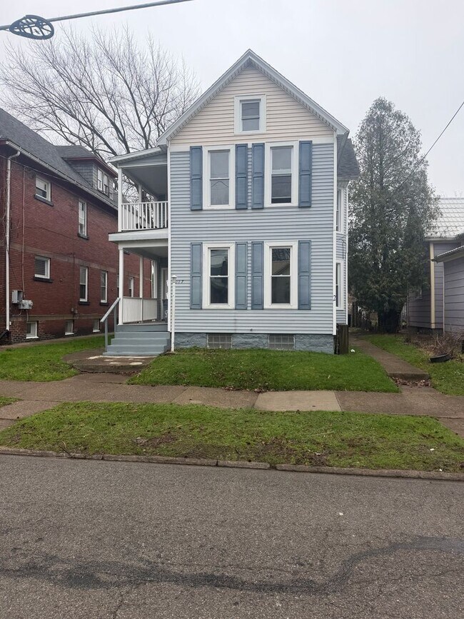 Building Photo - 1017 W 5th St