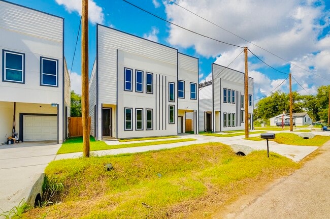 Primary Photo - 8132 Penrod St