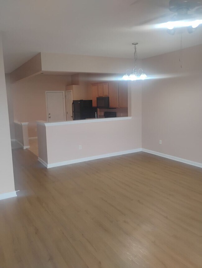 Building Photo - Townhouse in