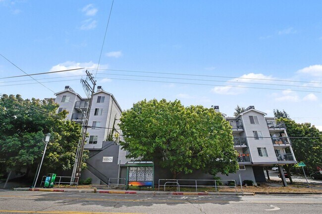 Building Photo - Charming Ground-Floor Condo in the Heart of Greenwood! $1,800 only!! August move in!