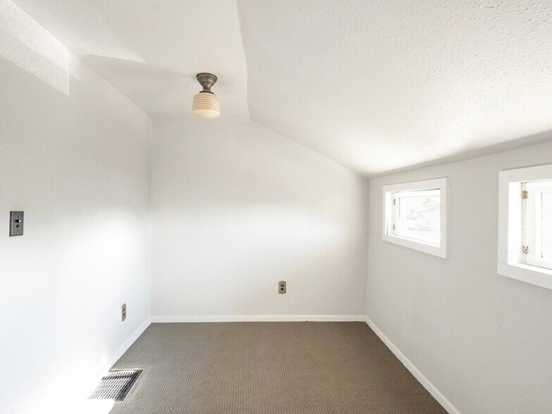 Office/small bedroom - 210 W 32nd St