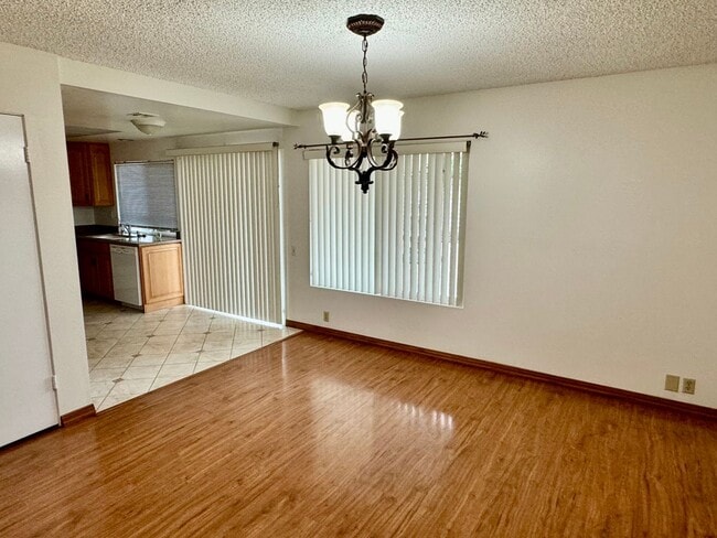 Building Photo - Spacious Single Story Upgraded Home