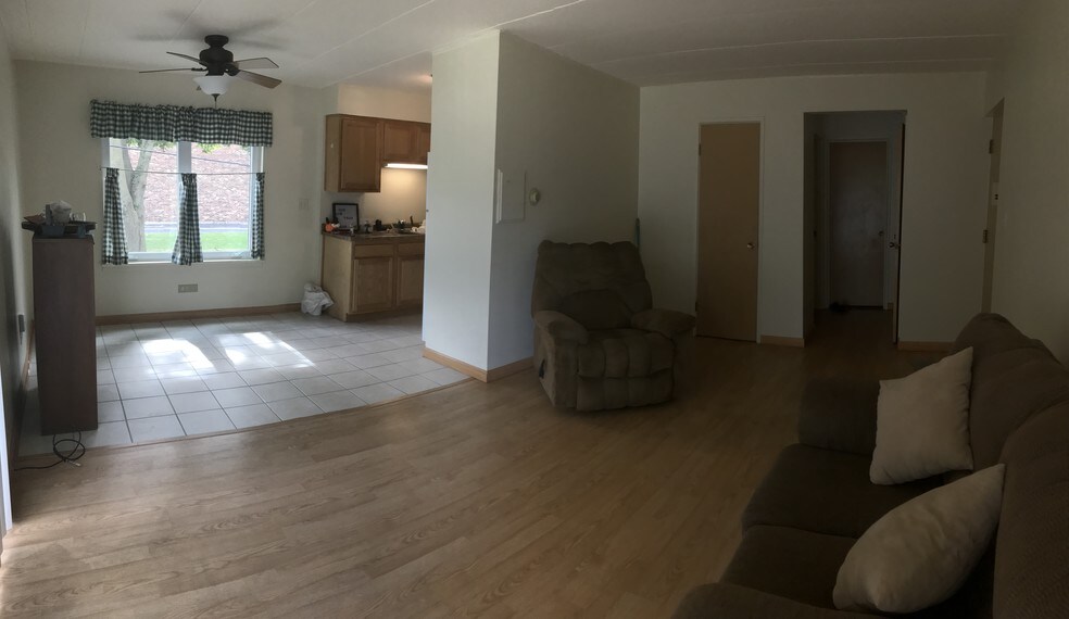 Large living space - 10340 S Komensky Ave