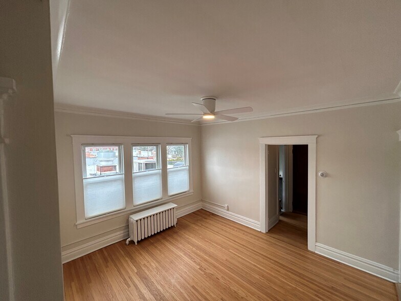 Family Room (13' x 11.5') - 715 W Hillgrove Ave