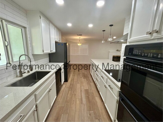 Building Photo - Cozy 3 Bed/2 Bath Home in SW Bakersfield w/ RBP & Security Deposit Alternative Option