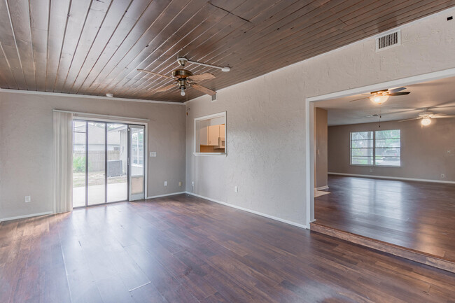 Building Photo - 602 SE Ridgely Ave