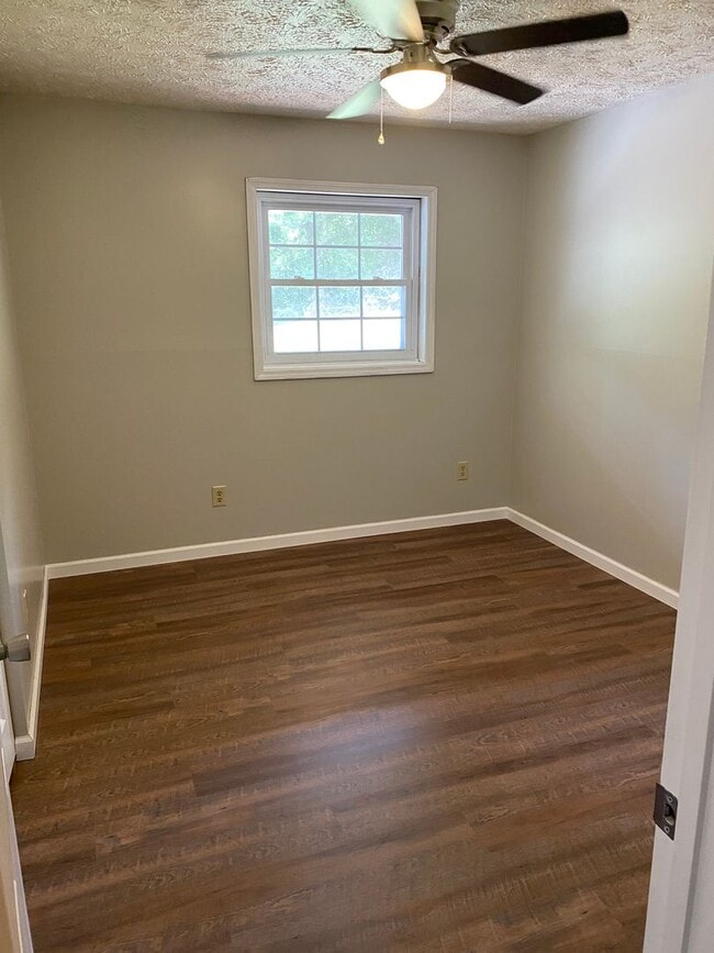 Building Photo - 131 Lake Dr