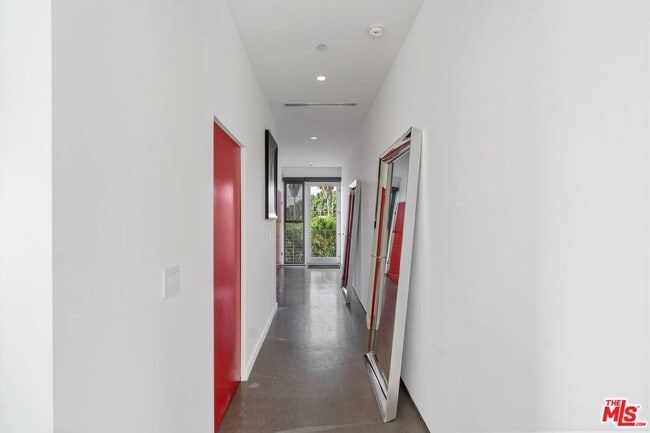 Building Photo - 611 N Bronson Ave