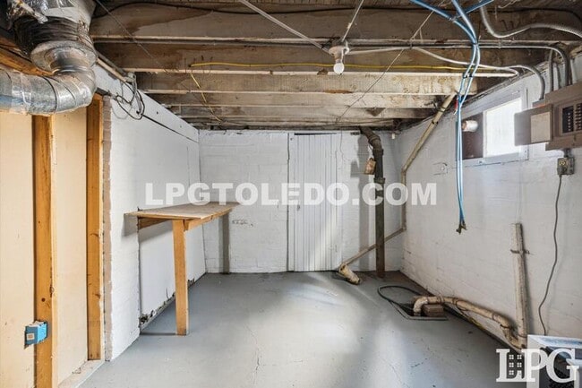 Building Photo - 4117 Thornton Ave