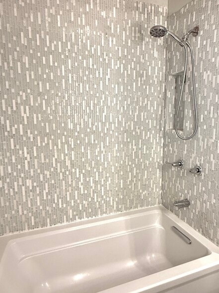 Soaking tub with amazing water pressure in the shower - 820 Thirba St