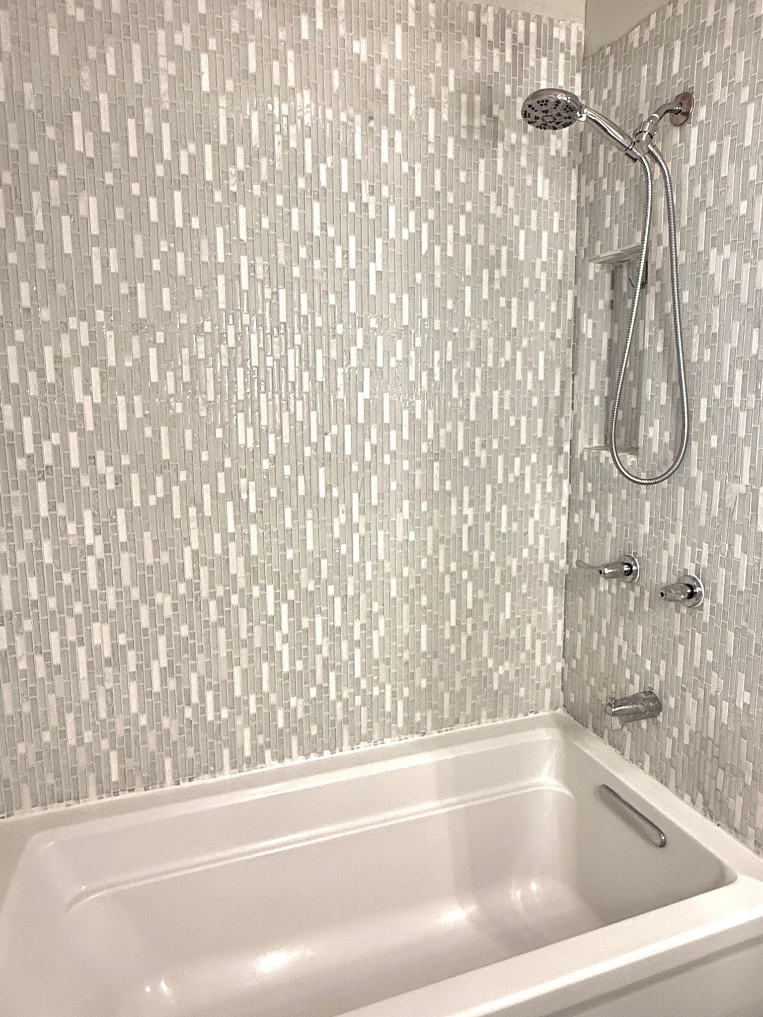 Soaking tub with amazing water pressure in the shower - 820 Thirba St